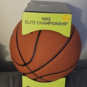 Nike Elite Championship Basketball NEW IN PACKAGING Size 6 / 28.5